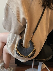 Sac demi-lune gris foncé avec chaîne dorée épaisse et texture en cuir matifié