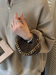 Sac à main demi-lune en daim marron avec poignée chaîne dorée et fermeture éclair