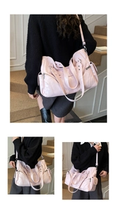Détails du sac fourre-tout en similicuir rose avec surpiqûres et fermeture éclair latérale