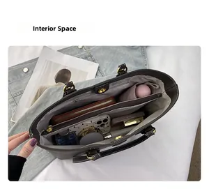 Draufsicht auf das geräumige Tascheninnere mit mehreren Fächern für Ordnung