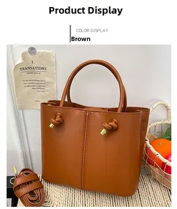 Detailansicht der braunen Leder-Tragetasche mit Knotendesign und verstellbarem Riemen