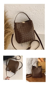 Détail du sac seau tressé marron foncé avec texture en similicuir et finitions dorées