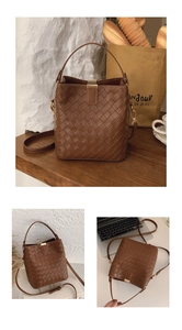Gros plan du sac seau tressé avec texture à grands carreaux et boucle en métal doré