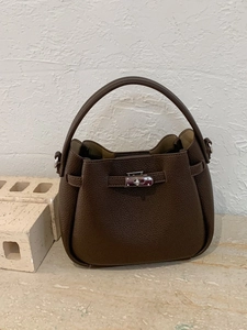 Sac seau en cuir marron à grain de litchi avec poignée et fermoir métallique