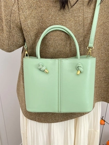 Schicke mintgrüne Leder Eimertasche mit Knotengriff und goldenen Details für Damen