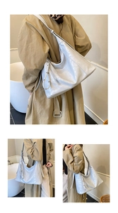 Vue détaillée du grand sac hobo bleu clair avec fermeture éclair sur trench beige