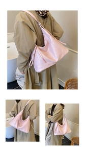 Détail du sac hobo rose avec fermeture éclair latérale et longues franges tendance