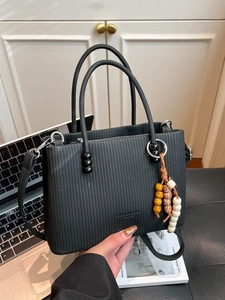 Grand sac cabas noir texturé avec doubles poignées et perles colorées décoratives