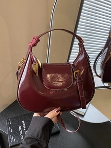 Borsa a mano chic bordeaux a mezzaluna in pelle verniciata lucida con ciondolo a cuore