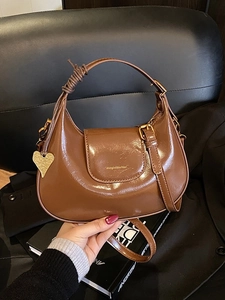 Borsa a mezzaluna in pelle verniciata marrone con ciondolo a cuore e tracolla regolabile