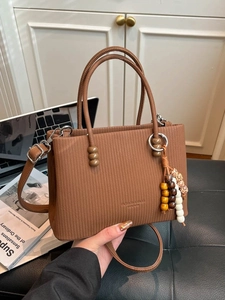 Sac fourre-tout marron en cuir plissé avec breloque perlée et bandoulière réglable