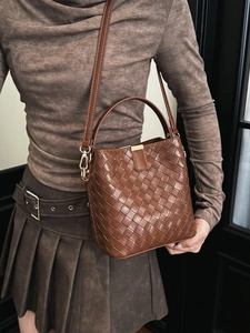 Sac seau tissé marron chic avec texture croisée et détails métalliques dorés