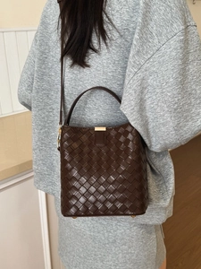 Sac seau tressé marron foncé classique avec poignée et fermoir doré chic