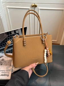 Sac fourre-tout marron en velours côtelé avec pompon en perles de bois et bandoulière chic