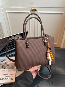 Sac fourre-tout marron texturé avec poignées, bandoulière et pendentif à perles décoratif