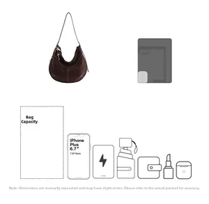 Détail du sac hobo marron montrant sa grande capacité pour téléphone, portefeuille et plus