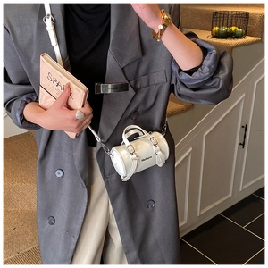 Mini bolso cilíndrico blanco en cuero con asas dobles y letras Hellojm negras en relieve