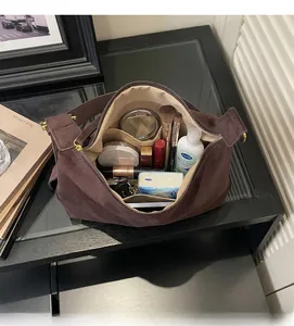 Geräumiger Innenraum der dunkelbraunen Vintage-Einkaufstasche mit praktischen Innenfächern