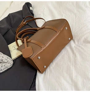 Détails du grand sac cabas marron en cuir grainé avec clous de protection en métal