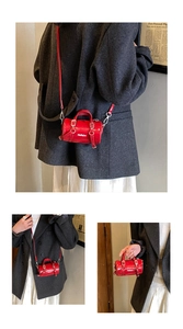 Tres vistas de un mini bolso cilíndrico rojo en cuero brillante con el logo de Helloim