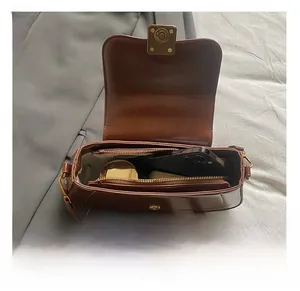 Detailansicht der Innenseite einer braunen Leder-Baguette-Tasche mit Fächern und Kapazität