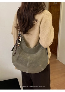 Détail du sac hobo rétro vert olive avec perles ethniques et coutures blanches
