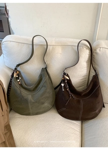 Détails des sacs hobo rétro avec coutures contrastées blanches et breloques perlées