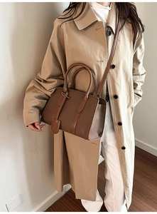 Sac fourre-tout marron en cuir grainé porté avec un trench pour un style élégant