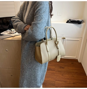 Détail du sac à bandoulière beige minimaliste en cuir synthétique avec texture grainée