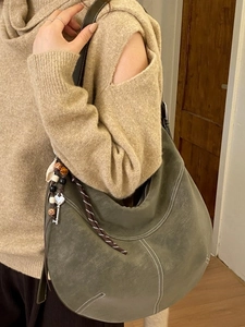 Sac Hobo Vintage en PU Mat pour Femmes Surpiqûres Contrastées Sac à Épaule Demi-Lune Grande Capacité Avec Pendentif Bohème