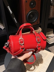 Mini bolso Boston retro de charol rojo con letras blancas y correas de hebilla de metal