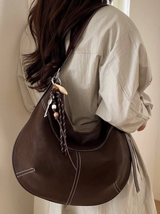Sac hobo vintage marron foncé avec surpiqûres contrastées et breloque de perles bohème