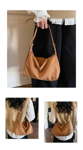 Detailansicht der braunen Wildleder-Hobo-Tasche mit verstellbarem Riemen und Gold-Schnallen