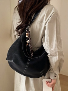 Sac hobo vintage noir mat avec coutures contrastées et pampille de perles ethnique