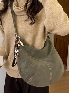 Sac bandoulière demi-lune vert mat rétro avec surpiqûres blanches et breloque perlée