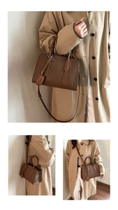 Vue détaillée du sac cabas marron en cuir grainé avec bandoulière et pendentif