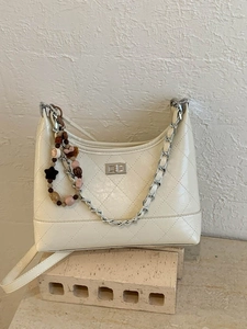 Sac à Épaule Rétro Matelassé Motif Losange pour Femmes Cuir PU Chaîne Sac de Dessous de Bras Avec Breloque en Perles Sac à Bandoulière Quotidien