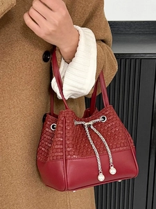 Fashionable wine red bucket bag with woven texture and pearl chain drawstring detail