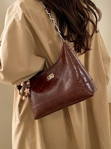 Sac sous le bras matelassé rouge foncé en cuir brillant avec bandoulière chaîne