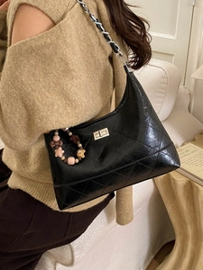Sac sous le bras matelassé noir vintage avec chaîne dorée et breloque en perles