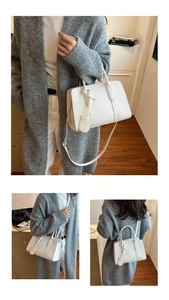 Détail du sac cabas blanc motif litchi avec doubles poignées et bandoulière amovible