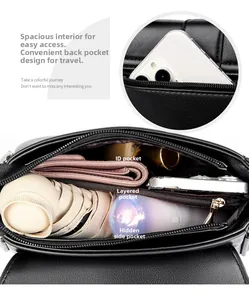 Dettaglio interno della borsa in pelle nera con scomparti multipli e tasche con zip