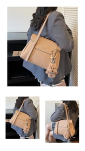 Détail d'un sac cabas en cuir camel avec un charm ourson et des bretelles réglables