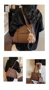 Sac fourre-tout marron grainé avec boucle en métal et pendentif ours en peluche