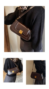 Details der dunkelbraunen Leder-Baguette-Tasche mit goldener Schnalle im Retro-Stil
