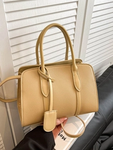Grand sac cabas beige grainé avec poignées et bandoulière dans un décor d'intérieur chic