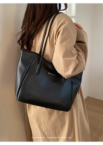Sac fourre-tout minimaliste en cuir noir avec fines bretelles et grand espace interne