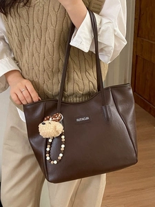 Grand sac cabas marron foncé en similicuir avec charme chien en peluche et perles