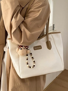 Grand sac fourre-tout blanc avec bordure marron et pendentif ours pour le bureau