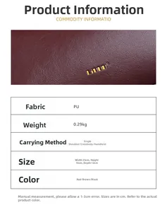Dettaglio borsa vintage bordeaux con trama in pelle e logo dorato in metallo lucido